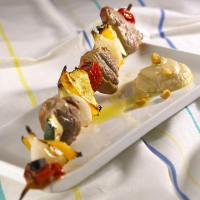 Brochettes de porc aux petits légumes, crème de pois chiches